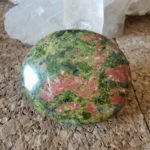 GALET EN EPIDOTE UNAKITE
