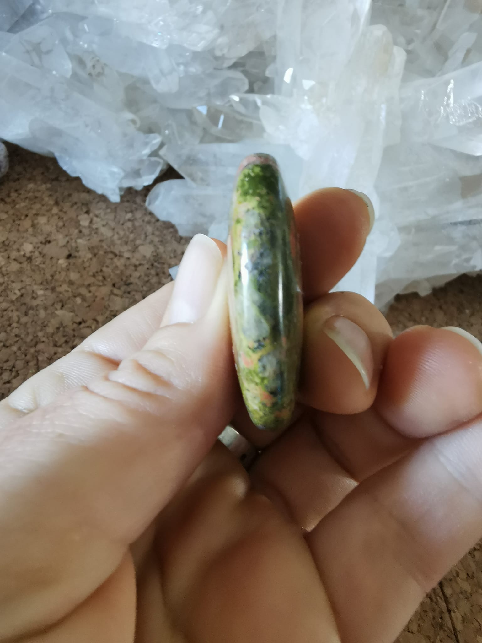 GALET EN EPIDOTE UNAKITE