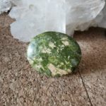 Galet en Epidote Unakite