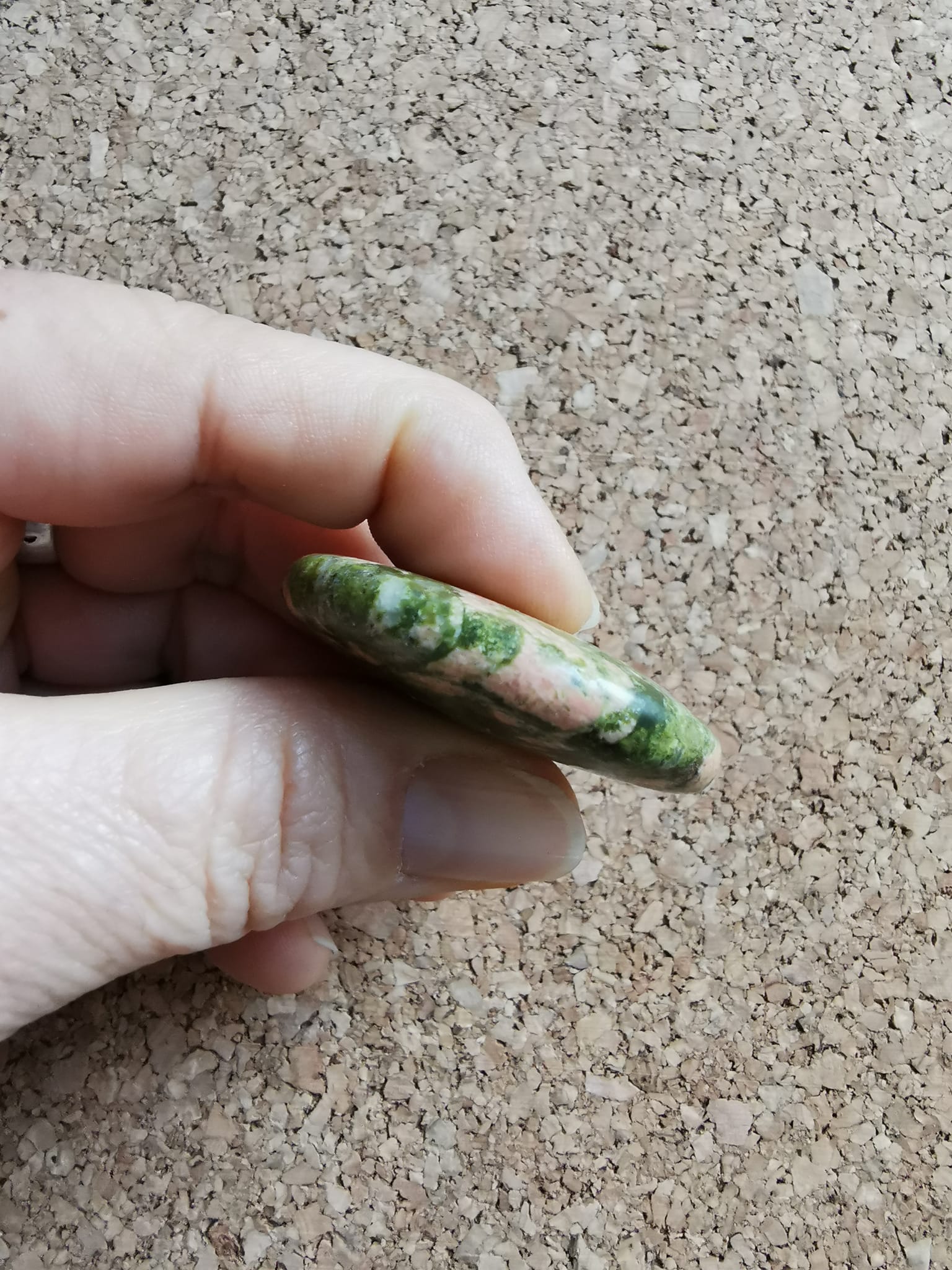 Galet en Epidote Unakite