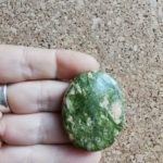 GALET EN EPIDOTE UNAKITE