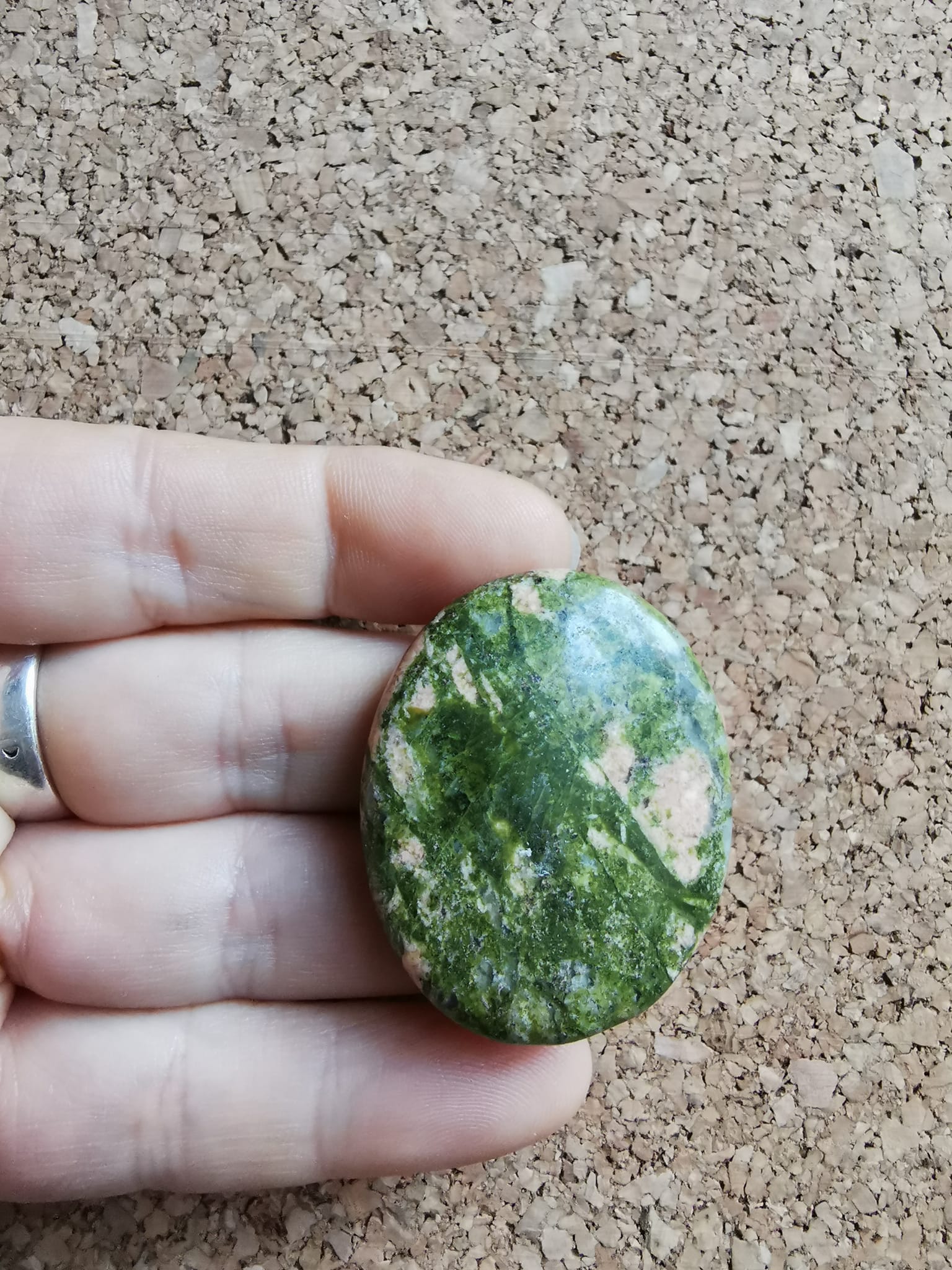 GALET EN EPIDOTE UNAKITE
