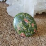 GALET EN EPIDOTE UNAKITE