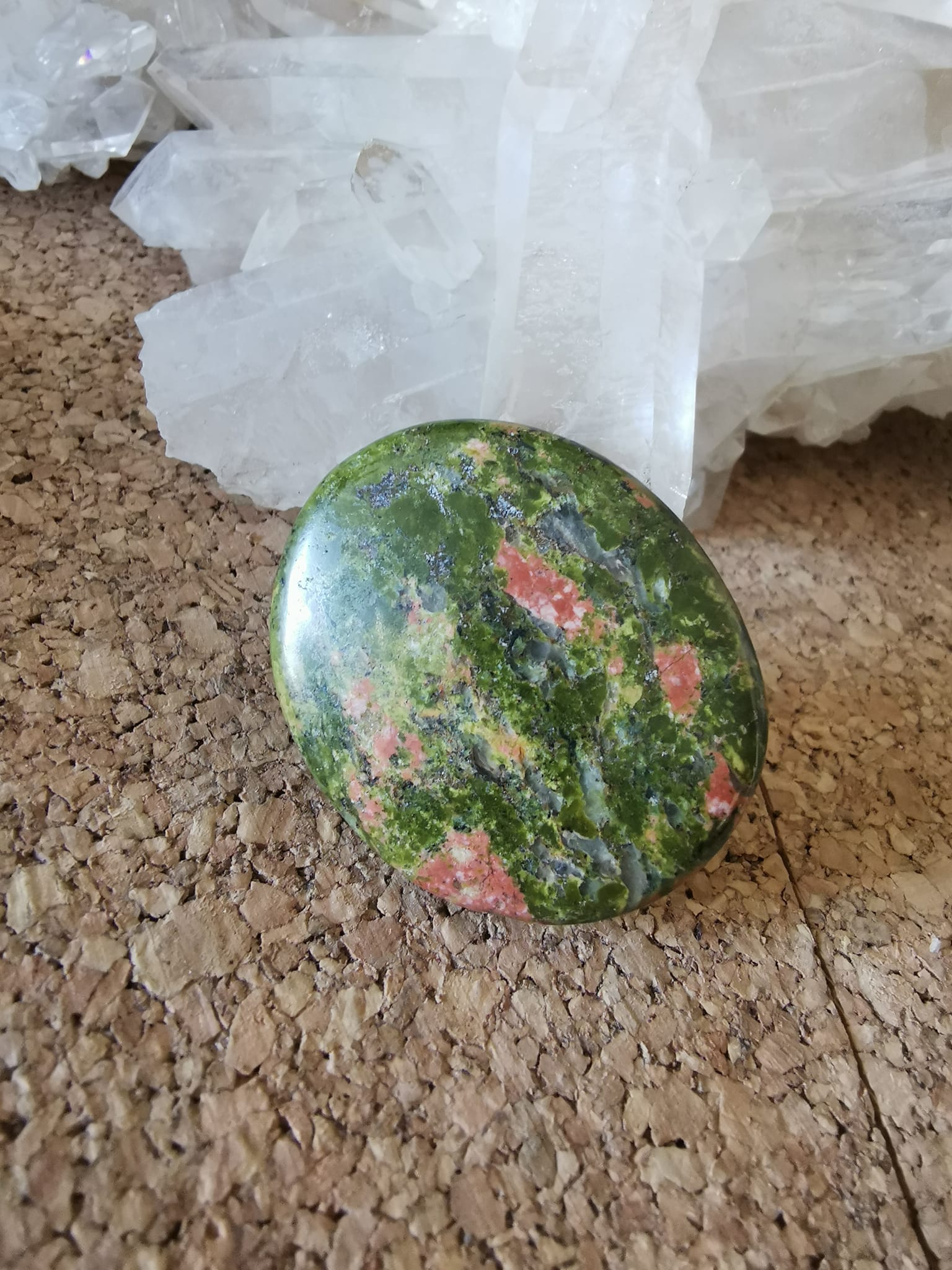 GALET EN EPIDOTE UNAKITE