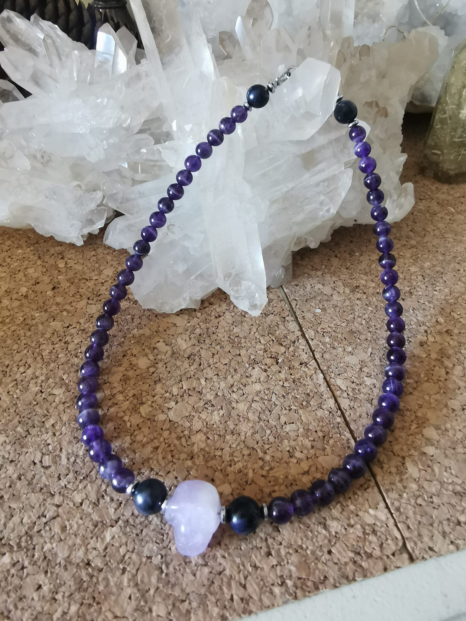 267742587_3189224541307807_5818853134529370379_n collier crane cristal Améthyste