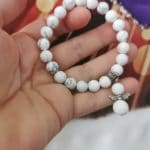 bracelet de 8mm en Howlite et son angelot