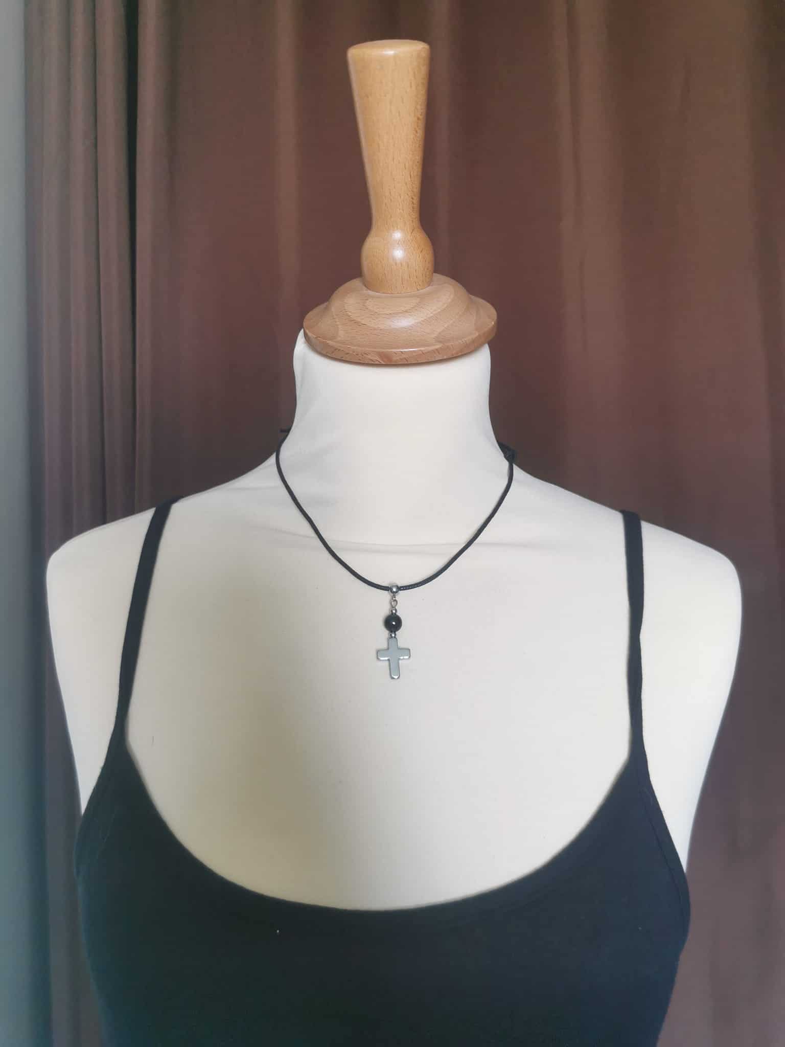 Collier en Spinelle Noir et sa Croix en Hématite