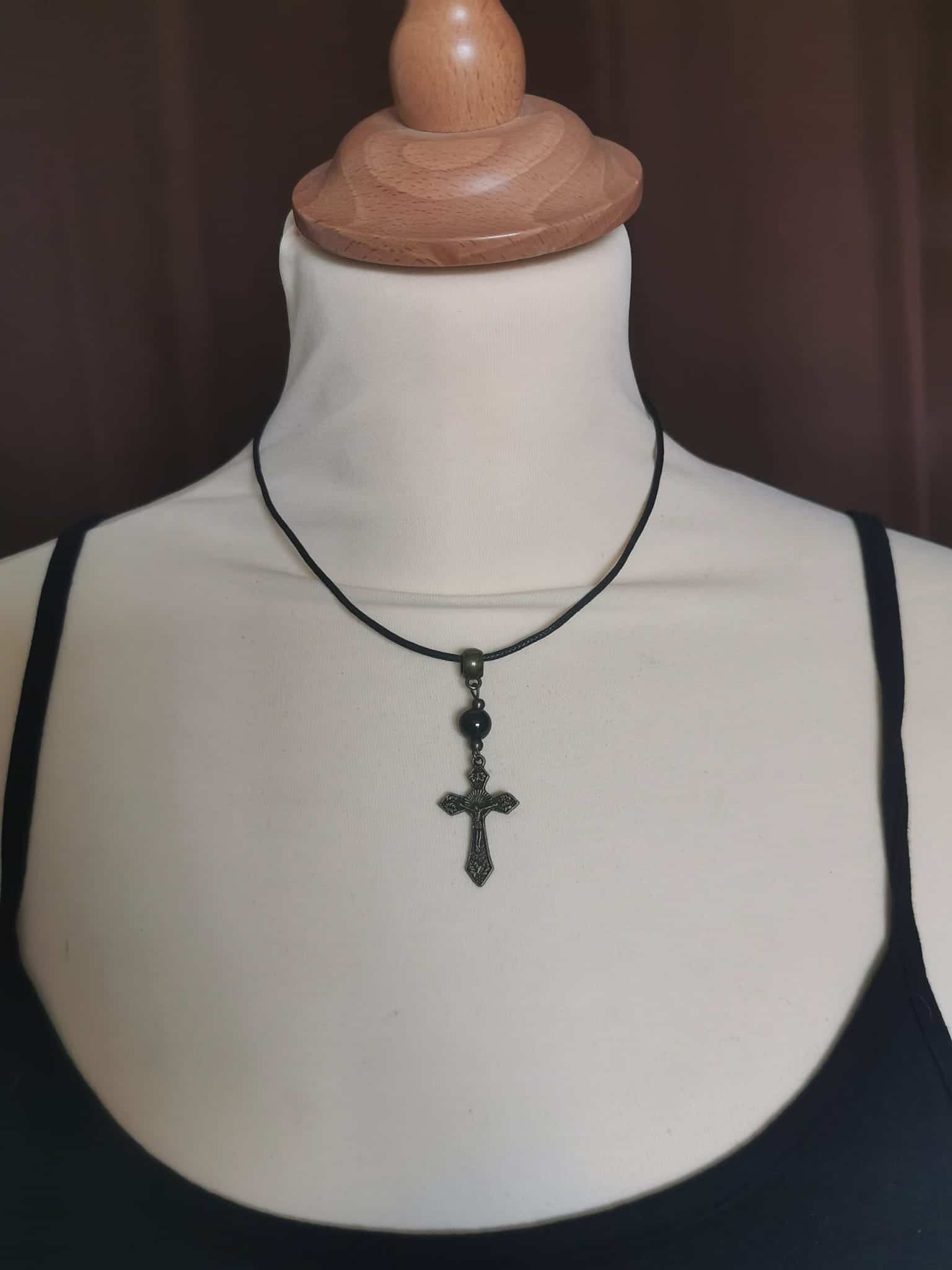 Collier en SPINELLE NOIR et sa Croix