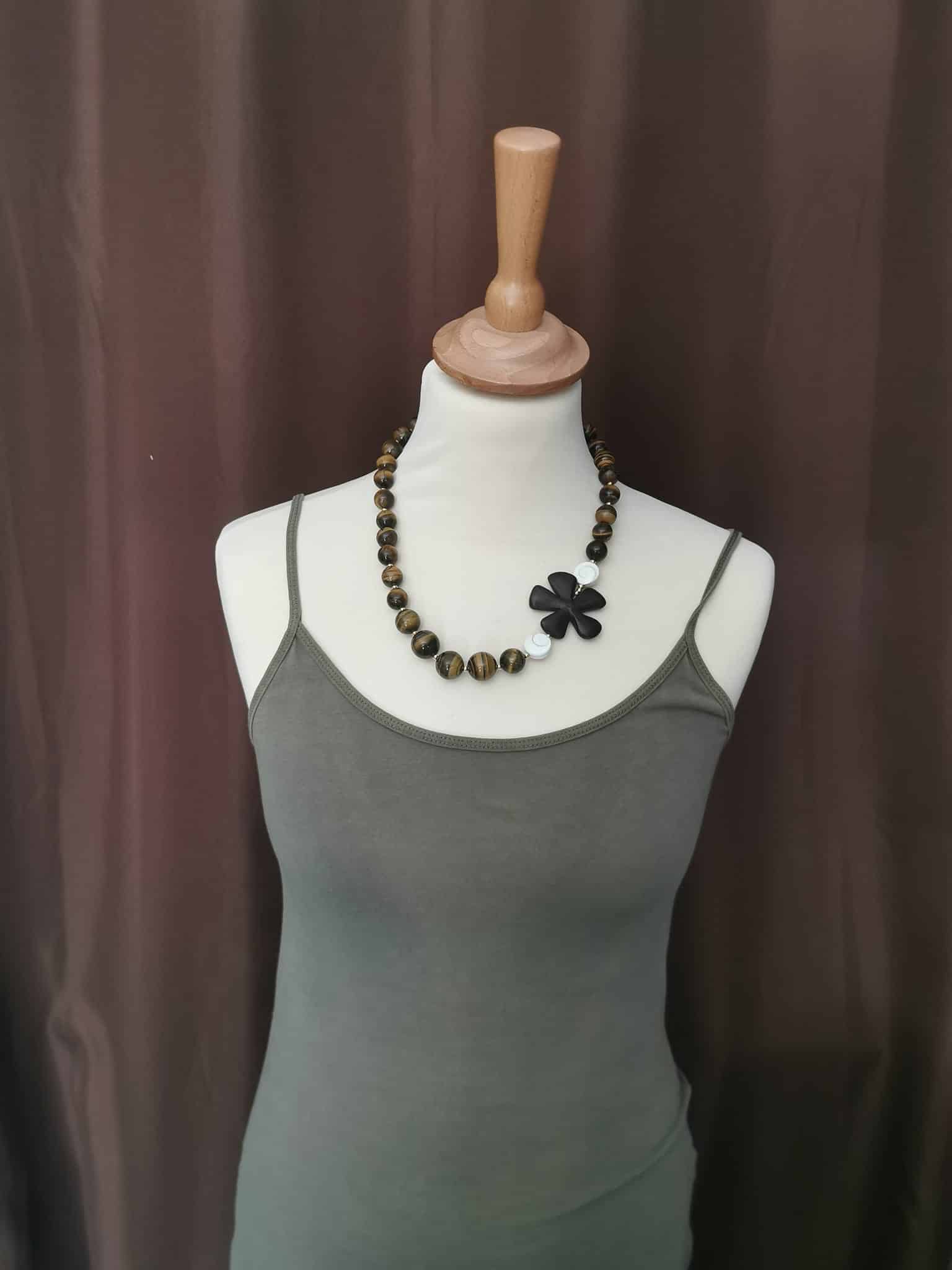 collier oeil de Tigre -èbne et Oeil de st Luçie