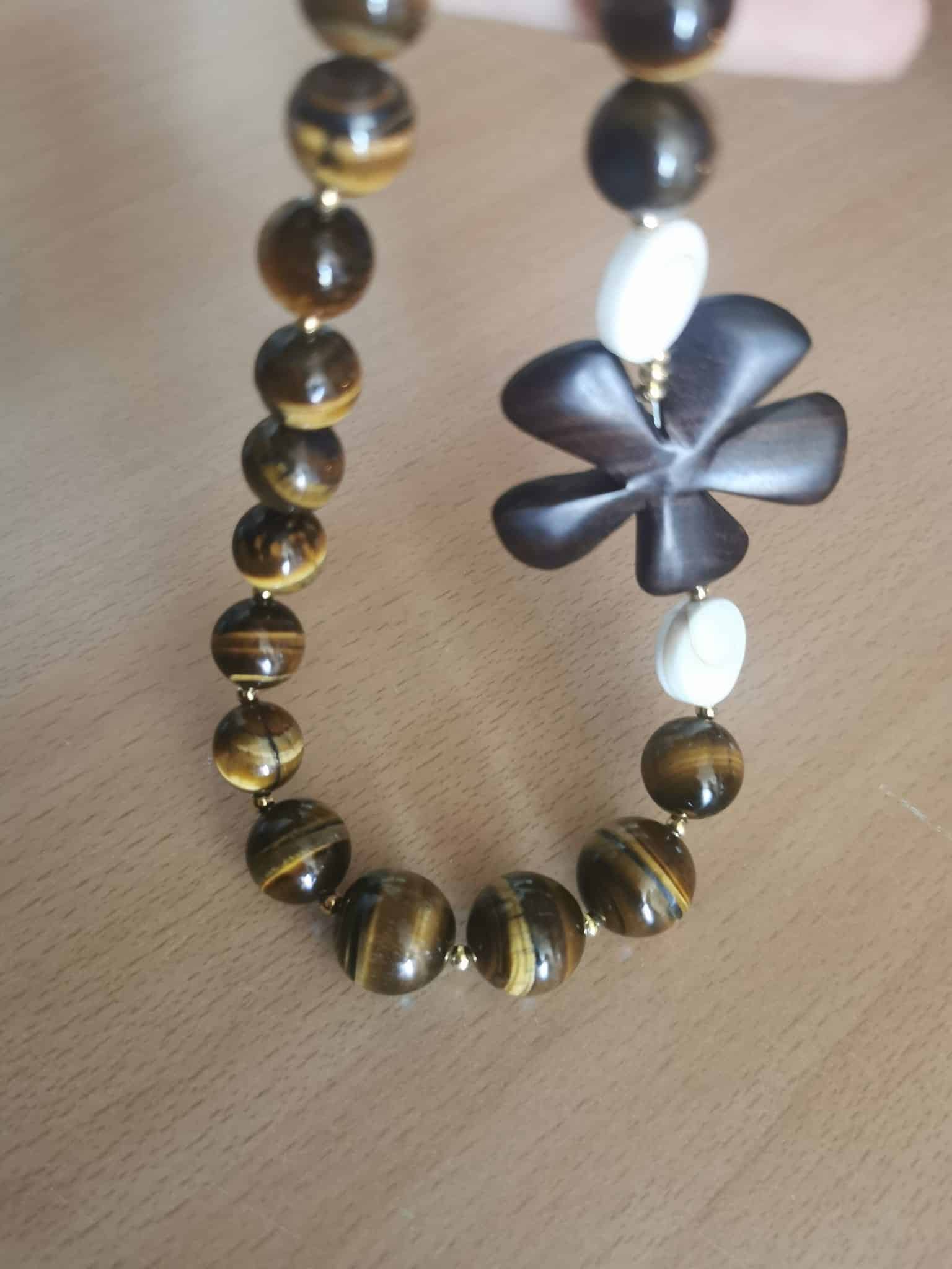 collier oeil de Tigre -ène et Oeil de st Luçie-.
