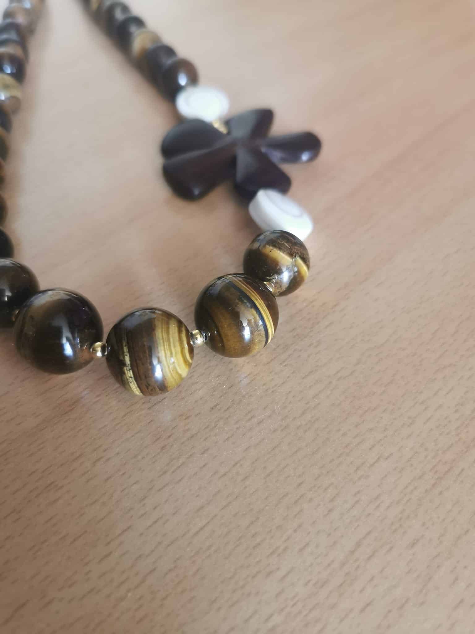 collier oeil de Tigre -ène et Oeil de st Luçie-