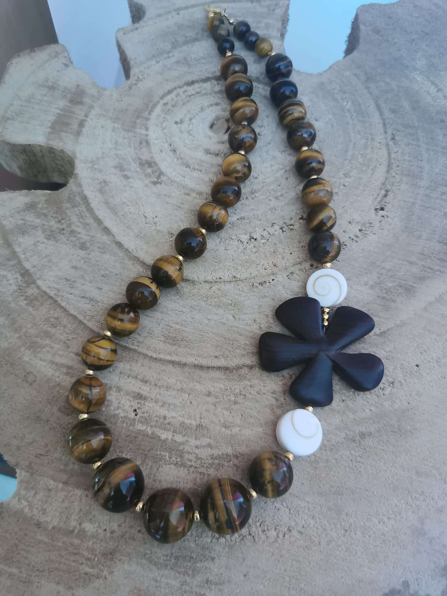 .-+collier oeil de Tigre -ène et Oeil de st Luçie
