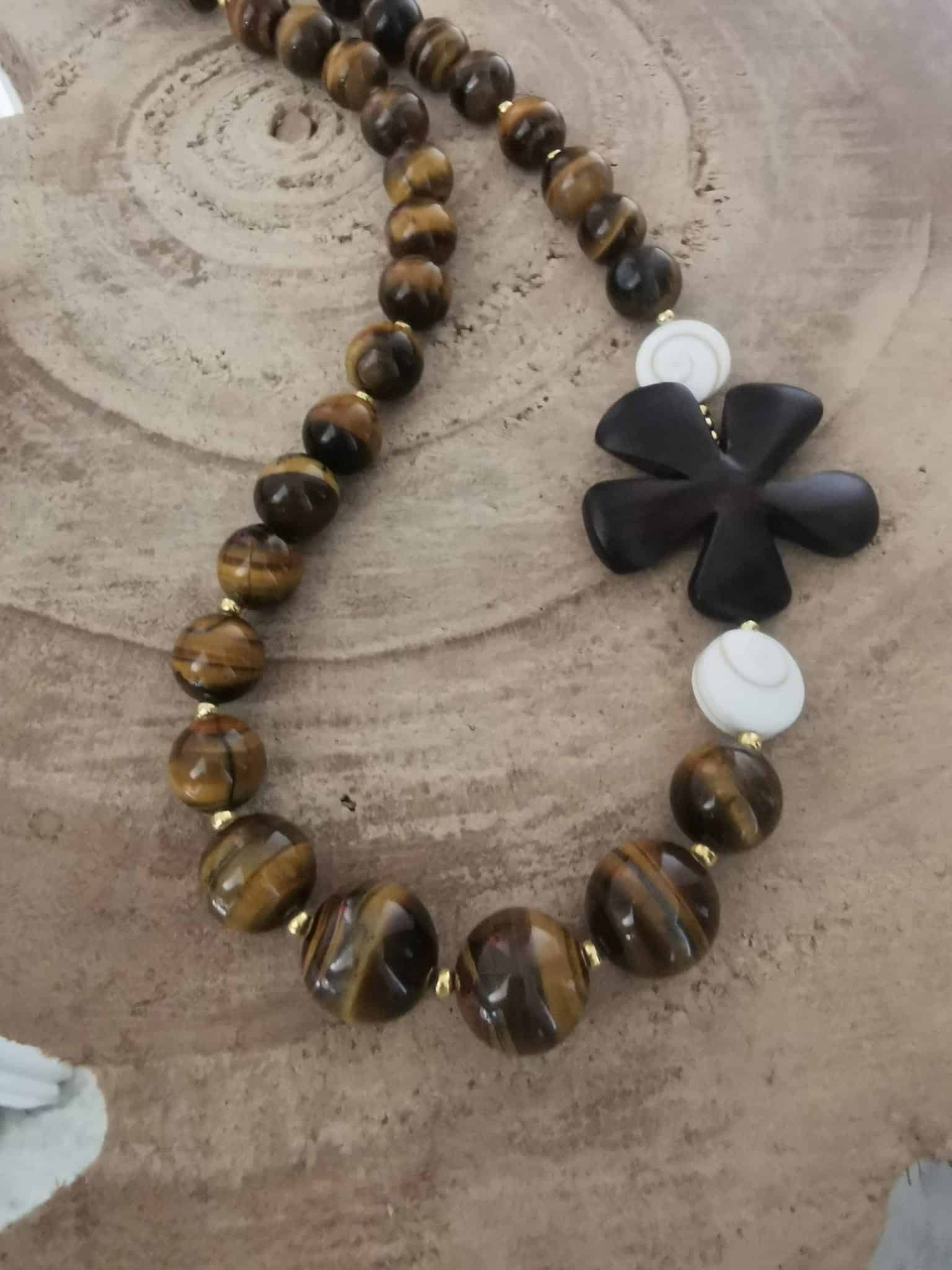 +-.collier oeil de Tigre -ène et Oeil de st Luçie