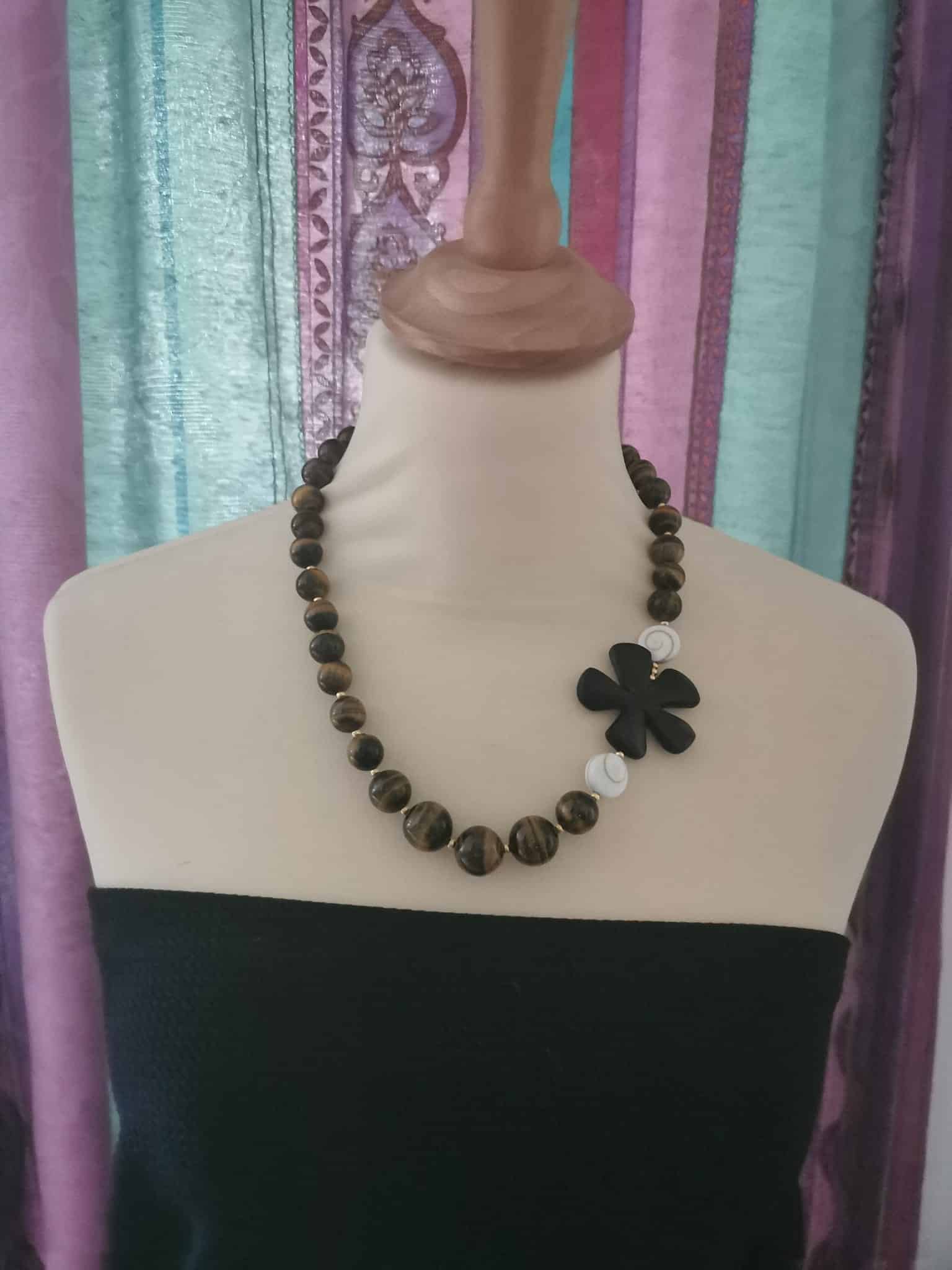 collier oeil de Tigre -ène et Oeil de st Luçie.