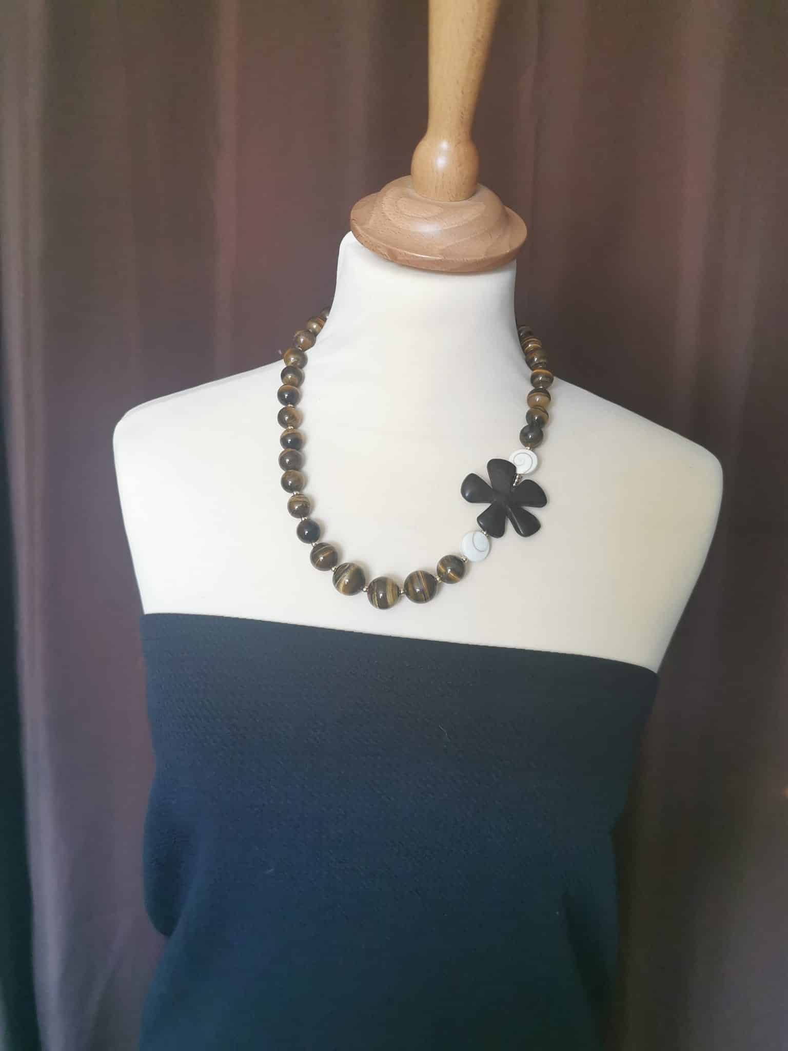 collier oeil de Tigre -ène et Oeil de st Luçie...