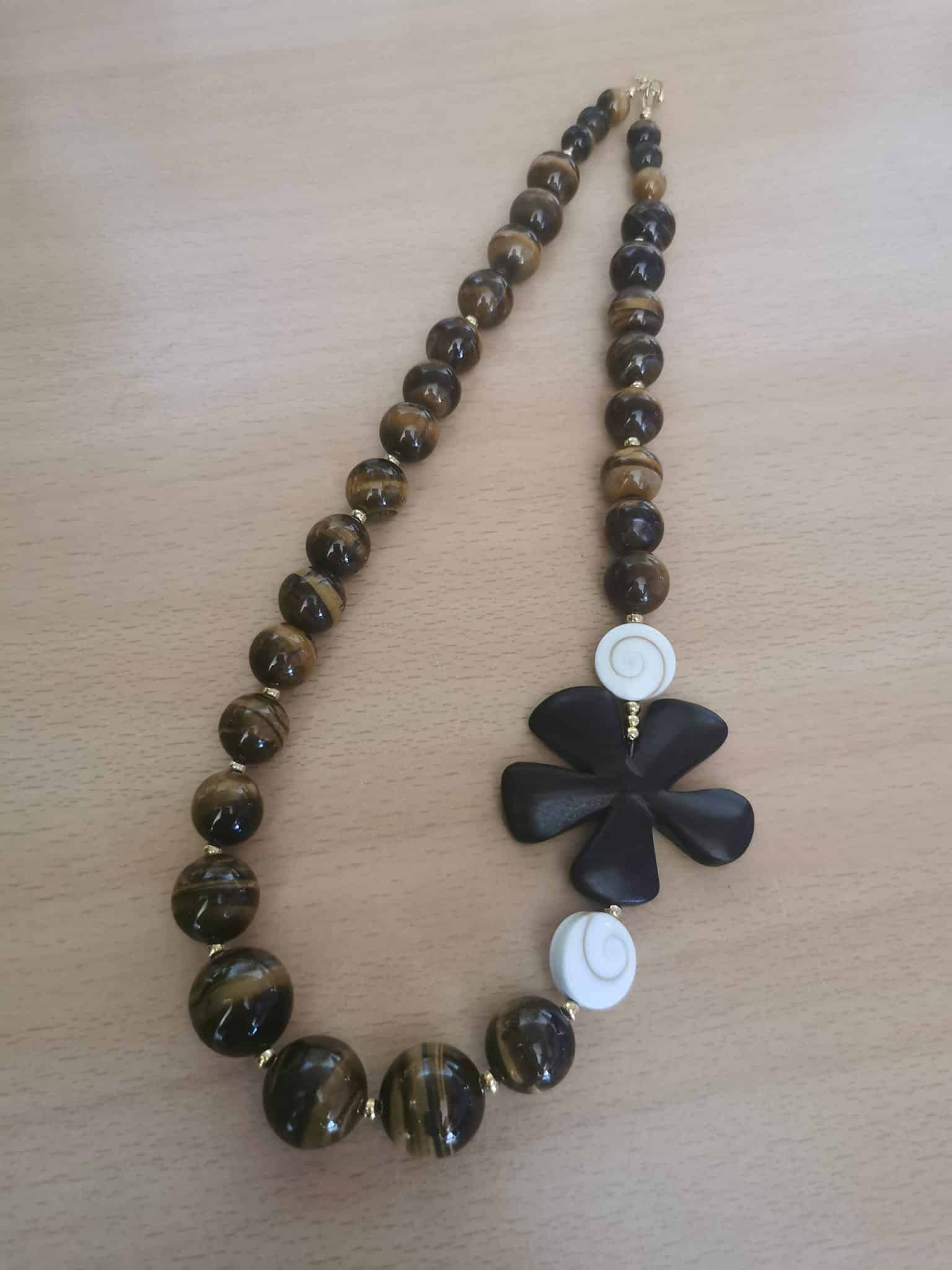 ..collier oeil de Tigre -ène et Oeil de st Luçie.