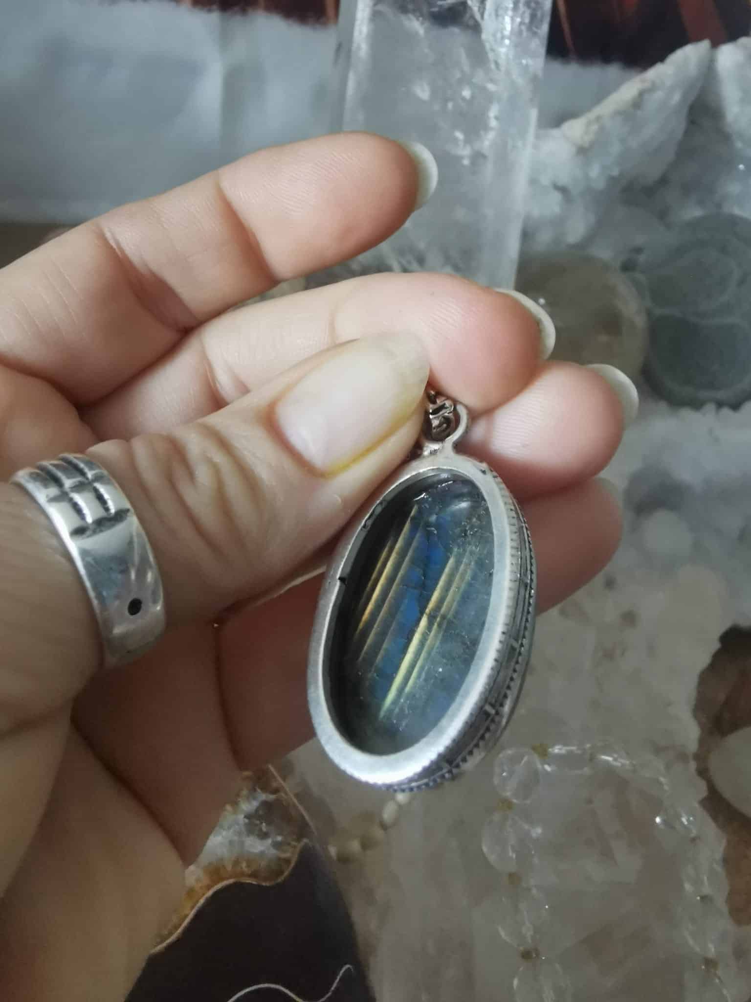 Pendentif cerclé en Labradorite.-