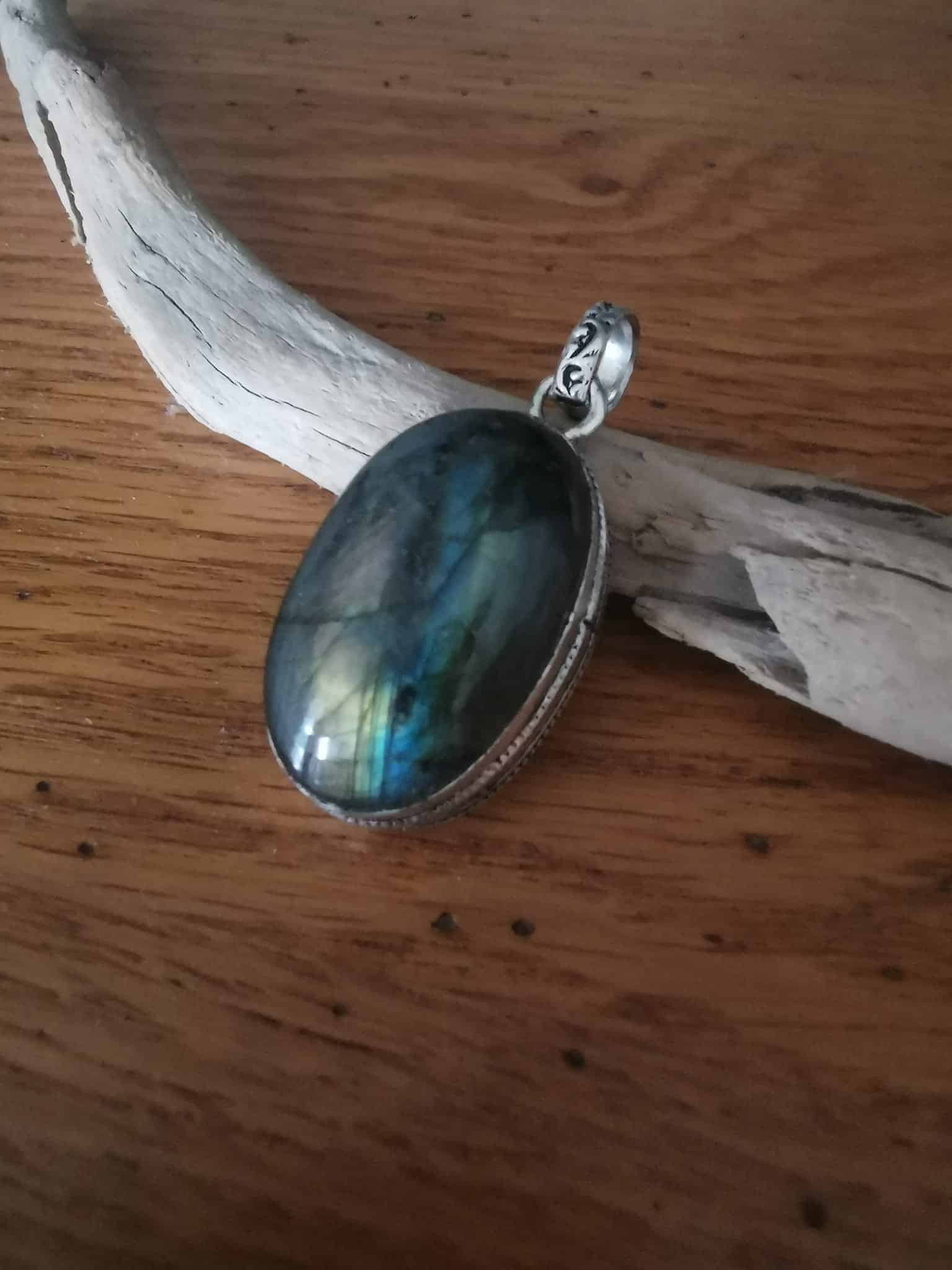 Pendentif cerclé en Labradorite.--