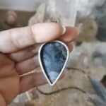 Pendentif cerclé en Labradorite..