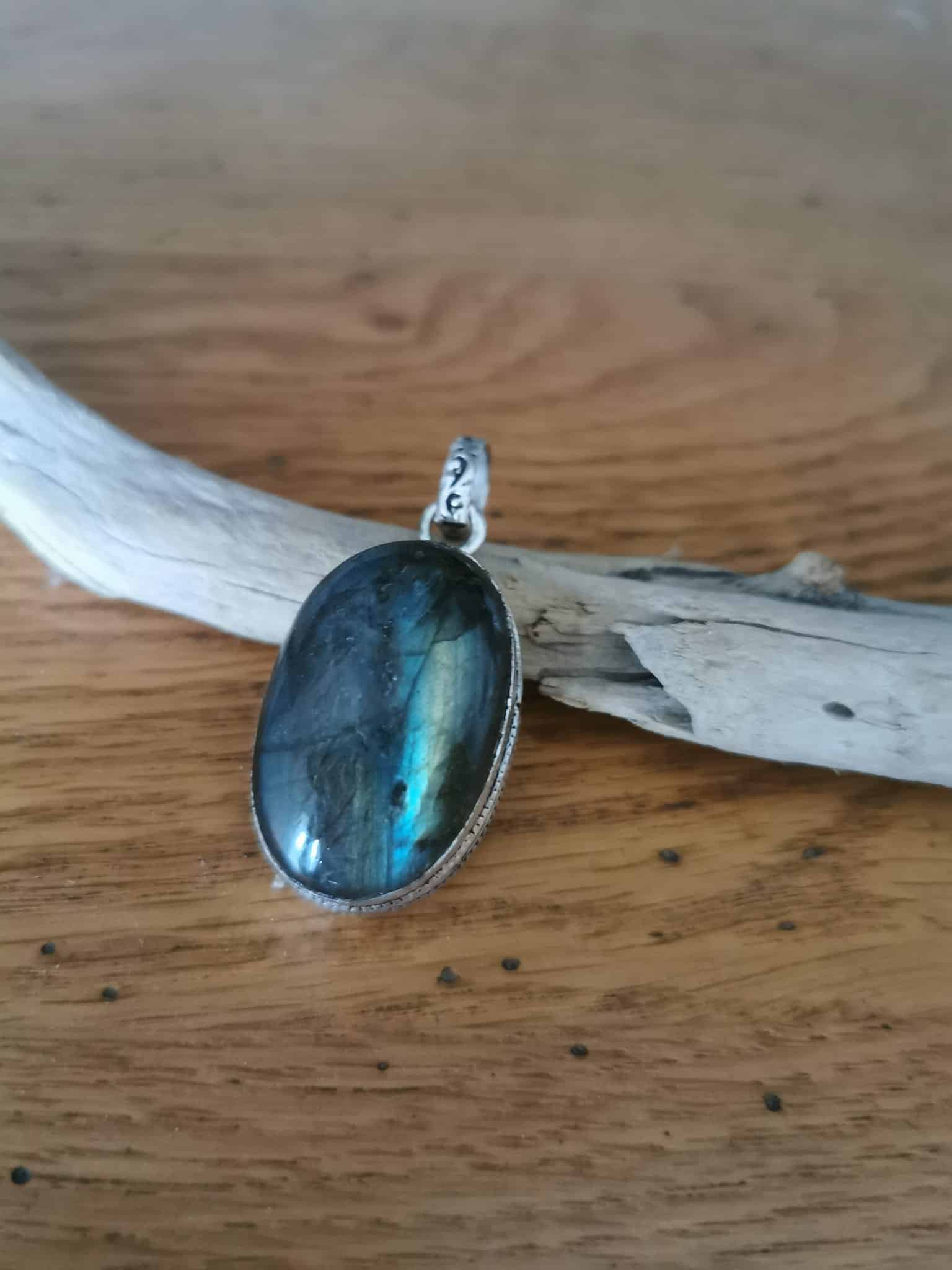 Pendentif cerclé en Labradorite.