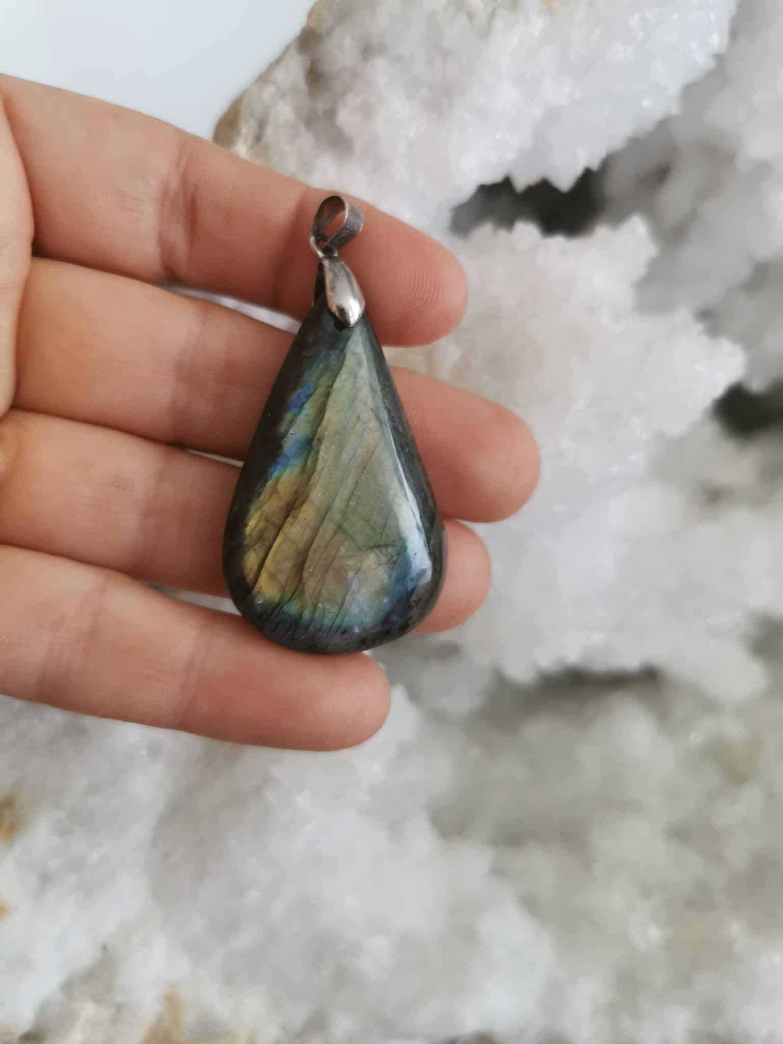Pendentif en Labradorite .-